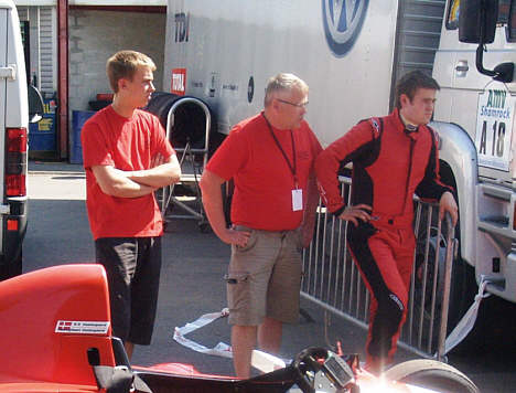 Trioen Gert (i midten) & Nils K. Vestergaard samt mekanikeren Kenneth Hansen venter utålmodigt på at komme i gang med 2008-sæsonen.